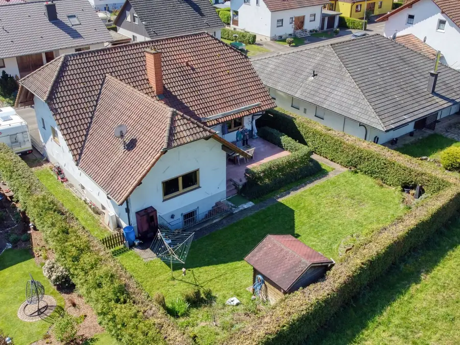 Vogelperspektive auf ein Wohnhaus mit Garten in der Südpfalz