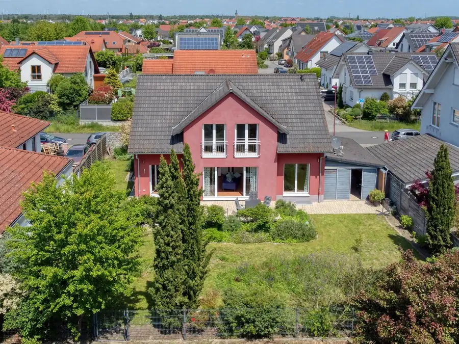 Luftaufnahme eines großen nach Süden ausgerichteten Gartens