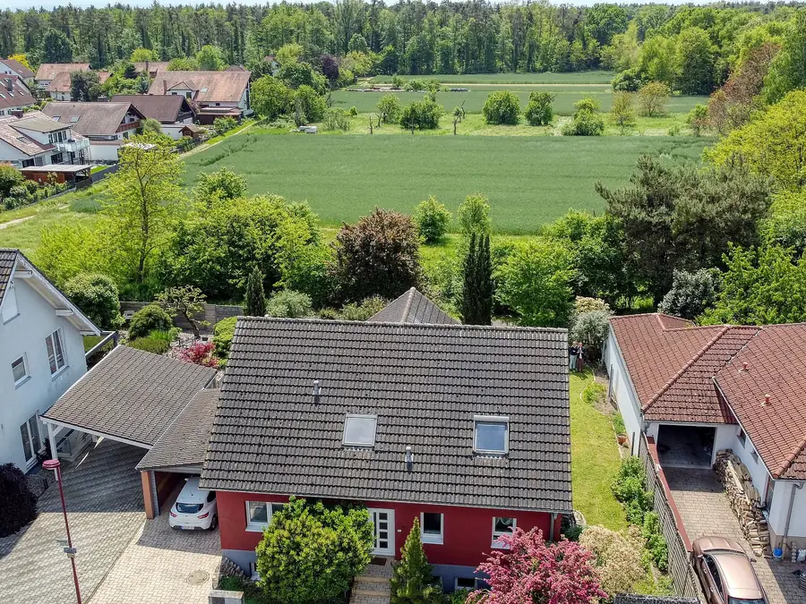 Luftaufnahme eines Hauses in naturnaher Randlage