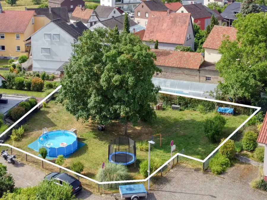 Luftaufnahme eines Hauses in Hanglage