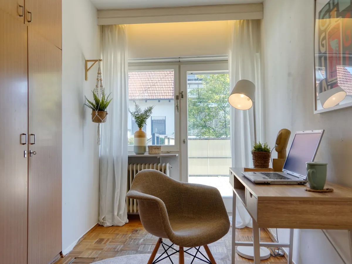 Arbeitszimmer mit Schreibtisch am Fenster