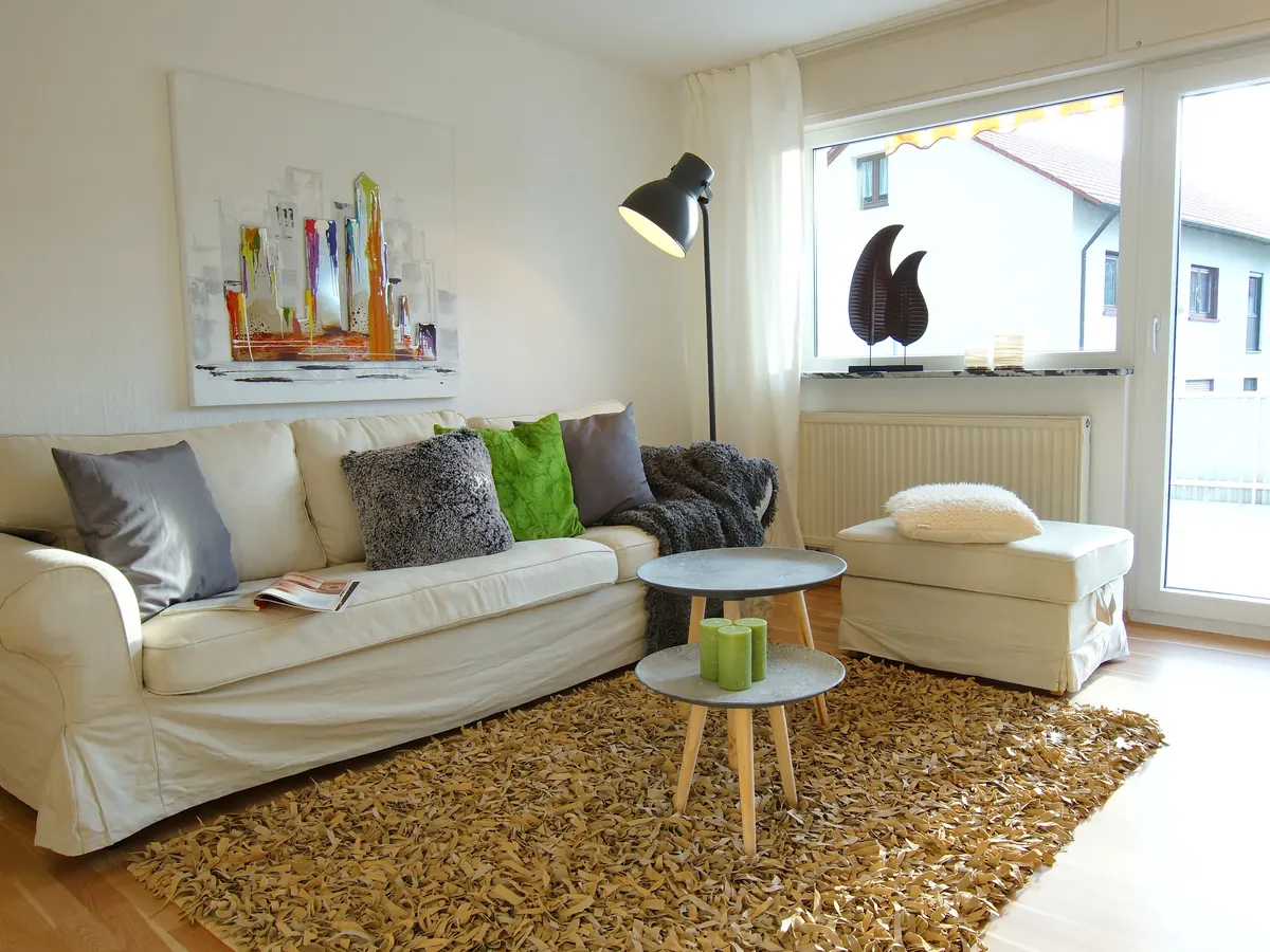 Heller Flur mit Holztreppe