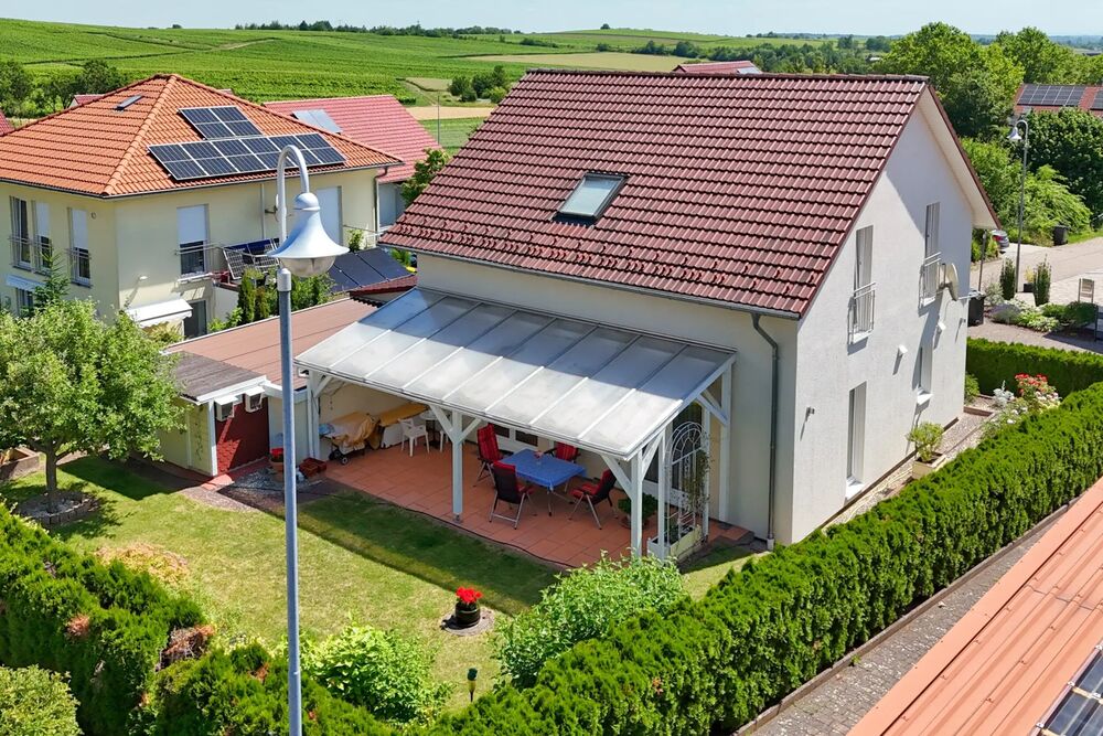 Einfamilienhaus in der Südpfalz aus der Luft