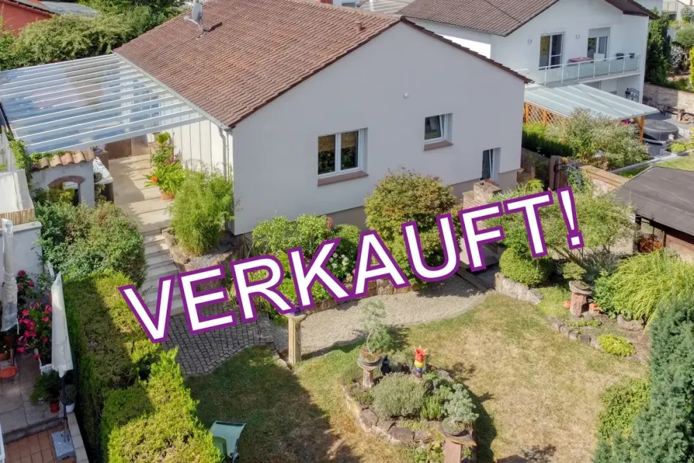 Verkaufter Bungalow in Jockgrim von oben, mit überdachter Terrasse und eingewachsenem Garten