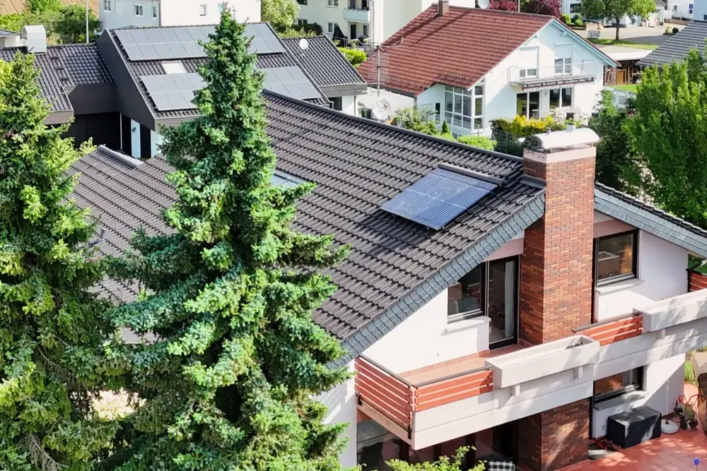 Luftaufnahme des verkauften Hauses in Kandel mit Ziegeldach, Backsteinkamin und Balkon