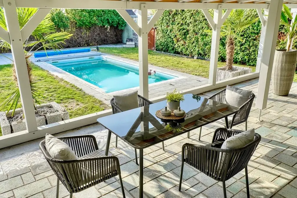 Überdachte Terrasse mit Sitzgruppe und Pool im Garten des verkauften Hauses in Kuhardt