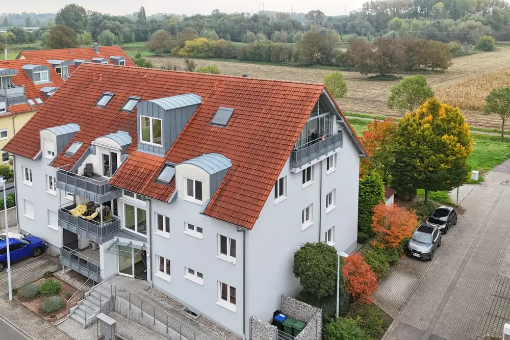 Luftaufnahme des Mehrfamilienhauses in Maximiliansau, in dem die verkaufte Wohnung liegt