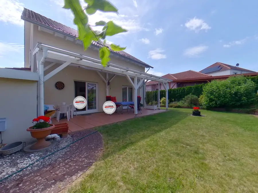 Standbild aus dem Rundgang: überdachte Terrasse und Garten des Hauses in Bad Bergzabern