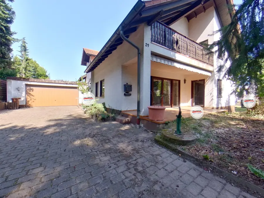 Standbild aus dem Rundgang: Einfahrt und Hauseingang des Hauses in der Siemensstraße in Jockgrim