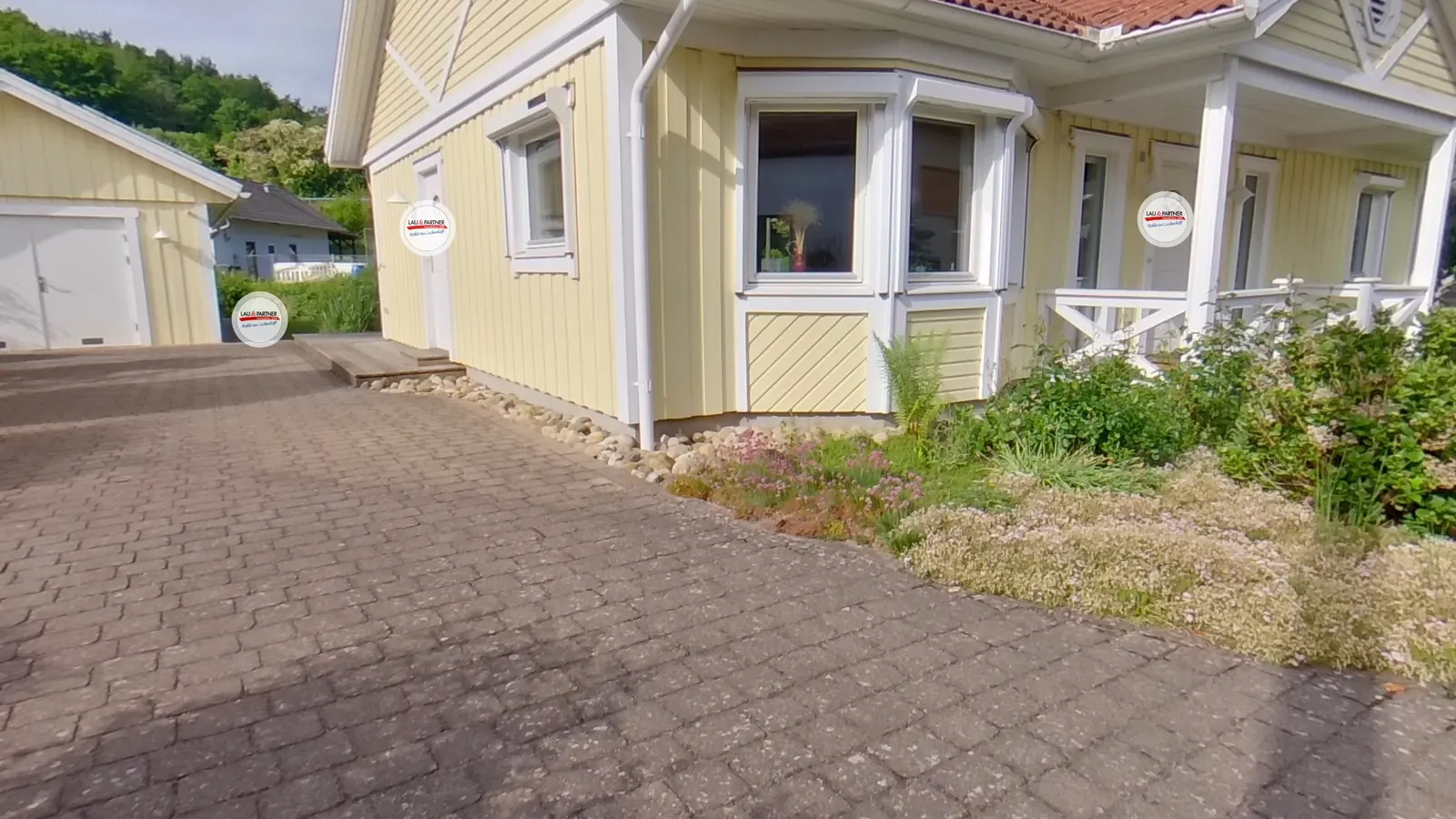 Standbild aus dem Rundgang: Schwedenhaus in Münchweiler, Blick von der Einfahrt auf Haus und Garage