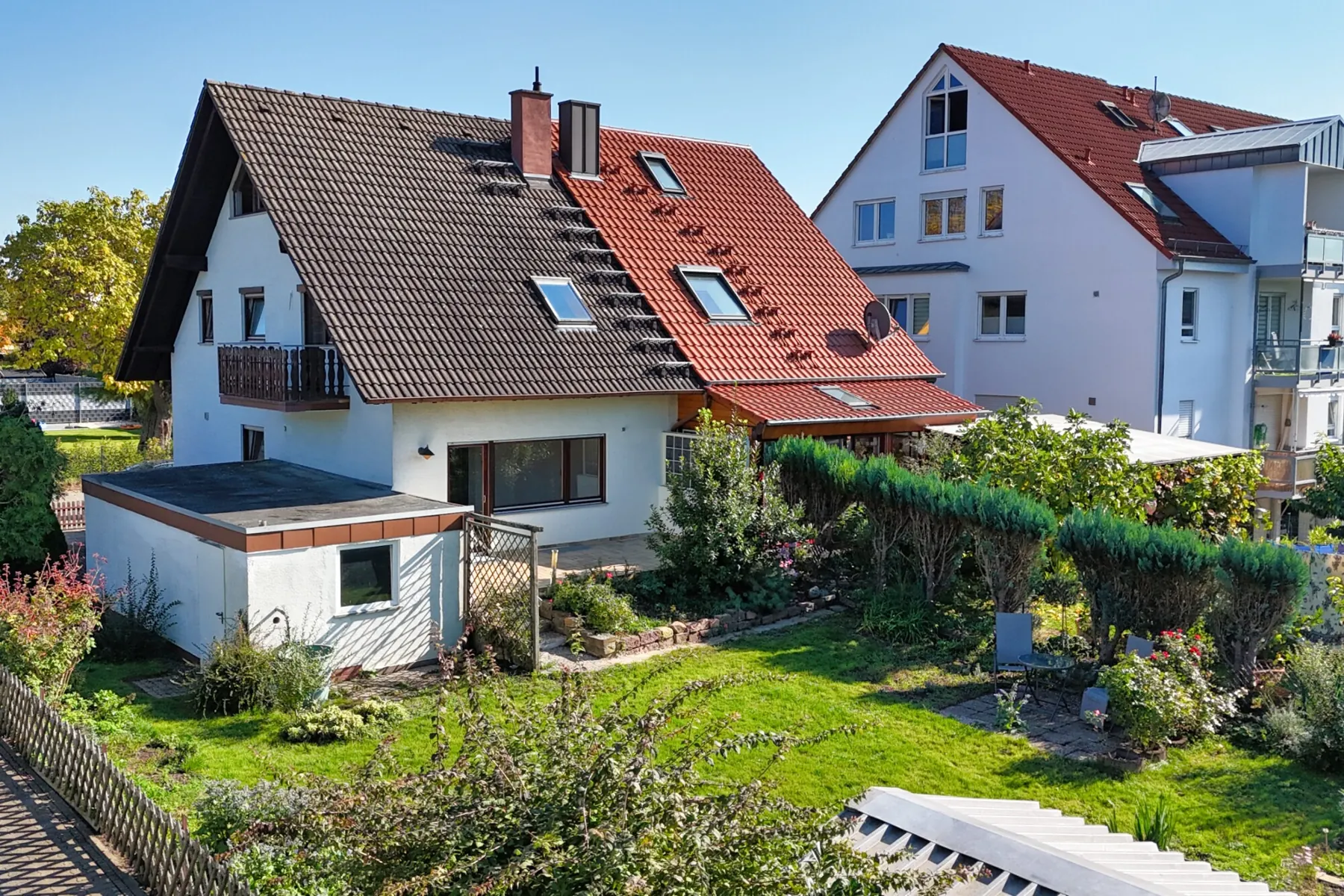 großer sonniger Garten