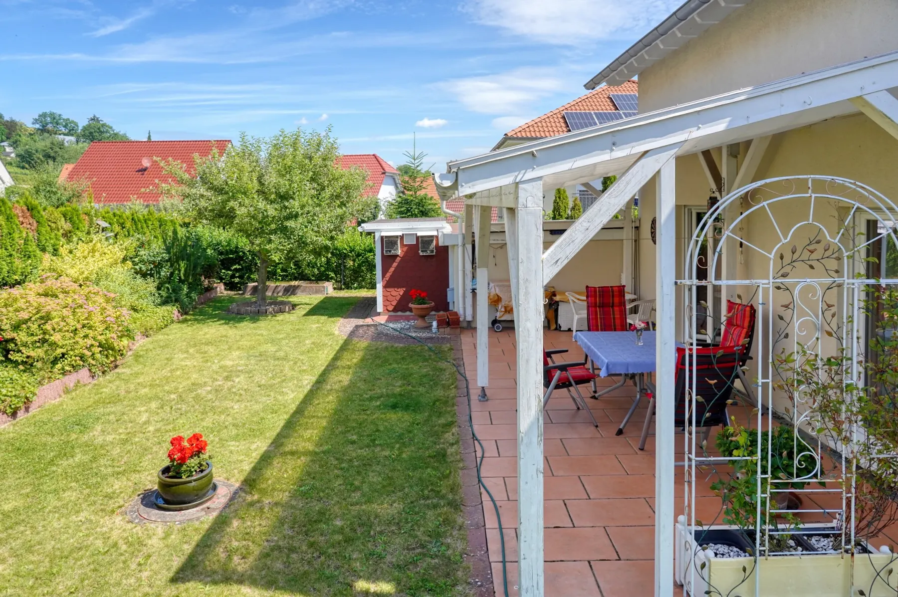 überdachte Terrasse und Garten