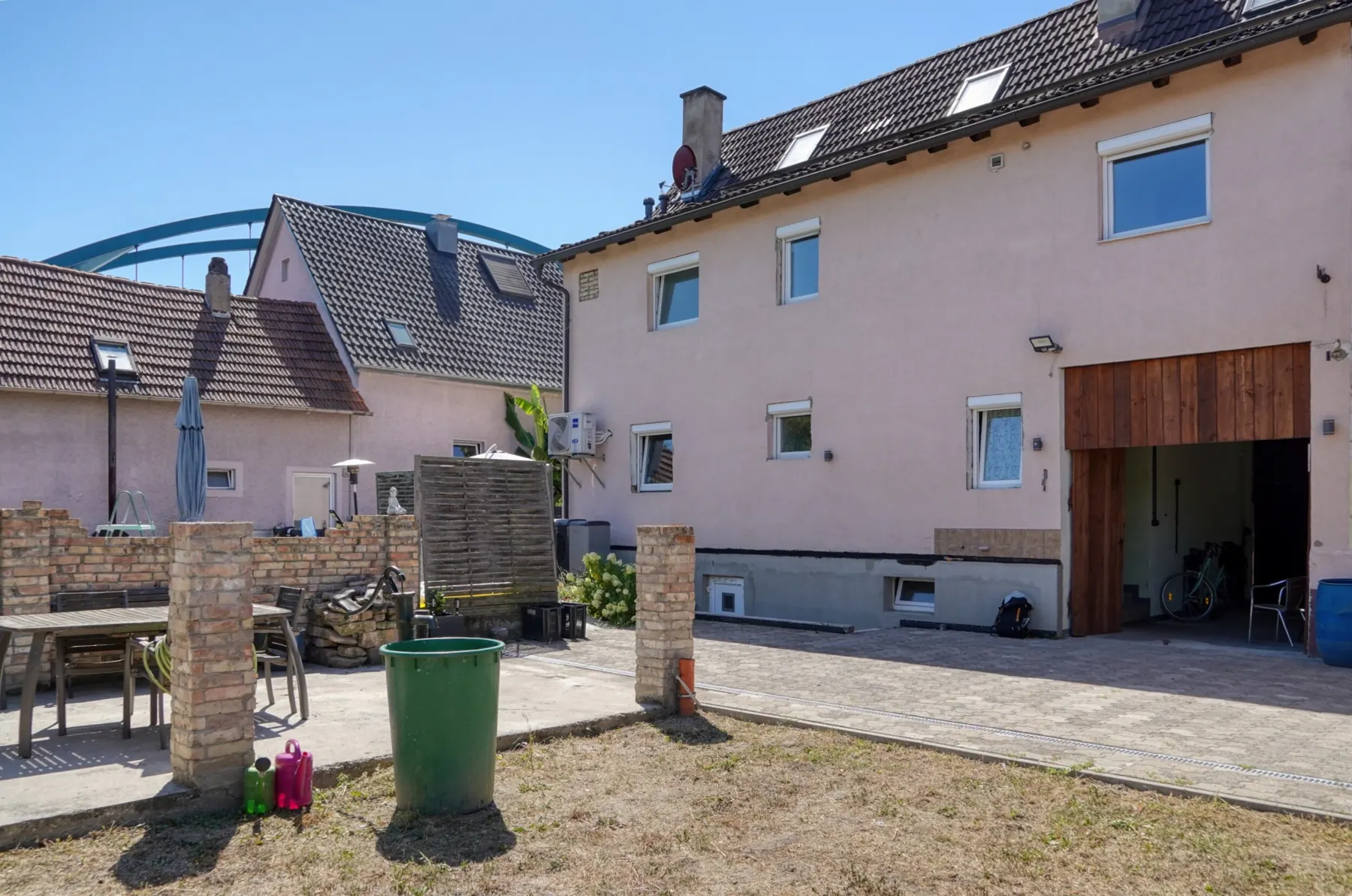 große Hof- und Terrassenflächen