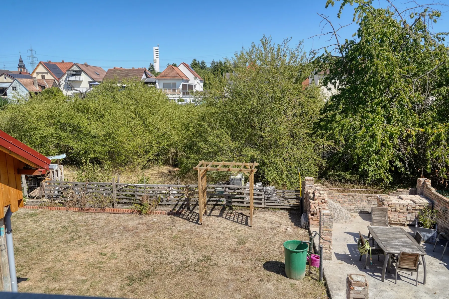 Terrasse und Garten im Überblick