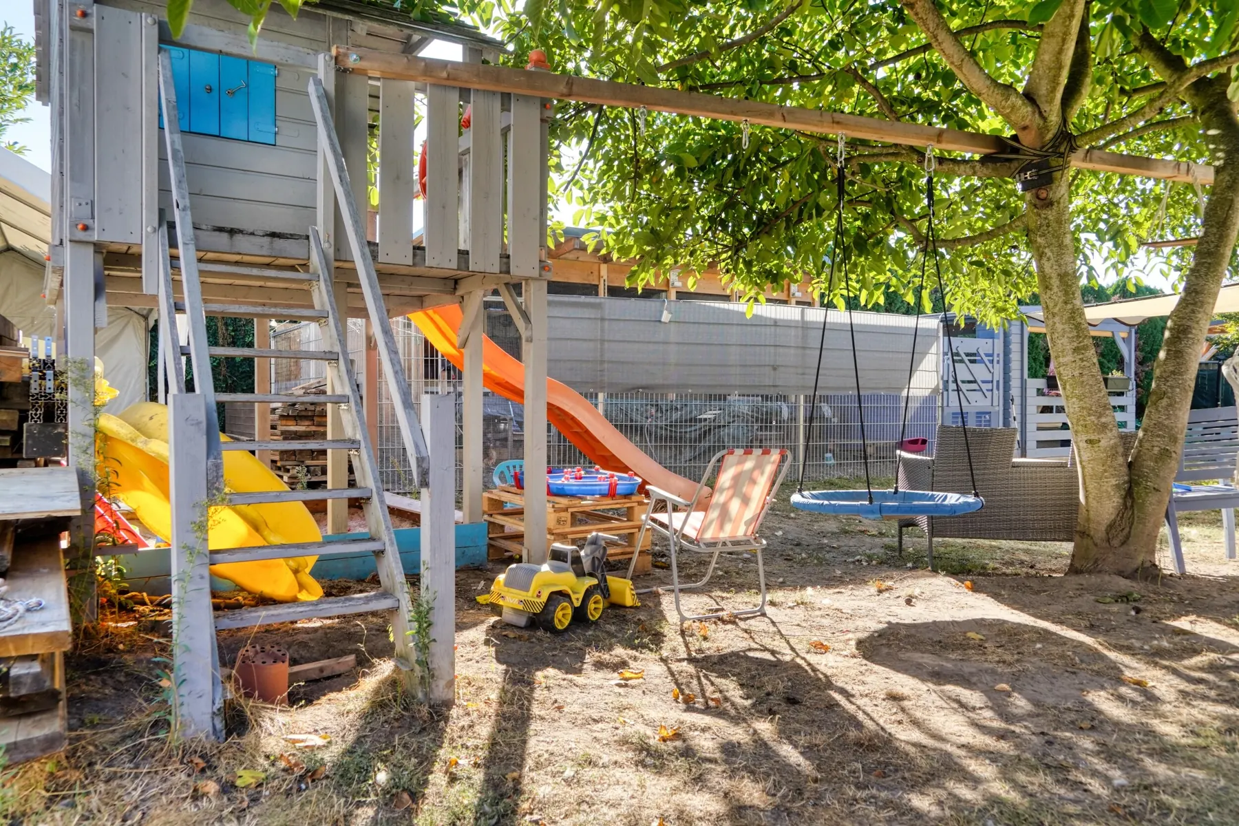 Spielplatz und Hühnergehege
